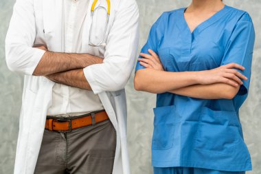 Hastanede çalışan doktor ve hemşire.