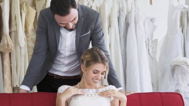 Gelin ve damat gelinlik töreni hazırlamak.