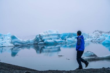 Izlanda 'da Jokulsarlon buzul lagünü seyahat.