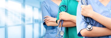 Doktor diğer doktorlar ile hastanede çalışıyor.