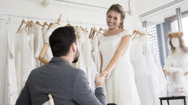 Gelin ve damat gelinlik töreni hazırlamak.
