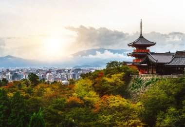Kiyomizu-dera Budizm tapınağı ve Kyoto, Japonya.
