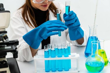 Kimyager laboratuvarında çalışan kadın bilim adamı.