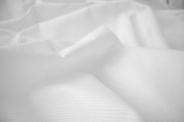 Makro çekimde parlak akan bez dokusu.