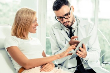 Erkek Doktor ve Kadın Hasta Hastanede.