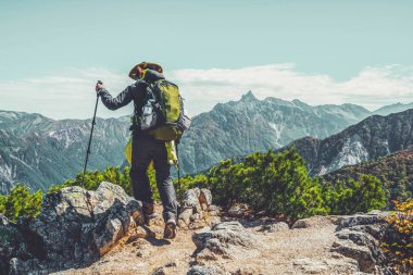 Yürüyüşçü Japonya'da dağda trekking etkinliği yapmak.