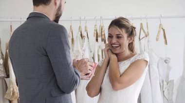 Gelin ve damat gelinlik töreni hazırlamak.