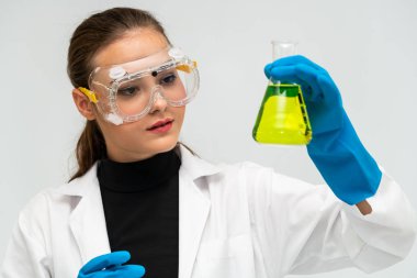 Kimyager laboratuvarında çalışan kadın bilim adamı.