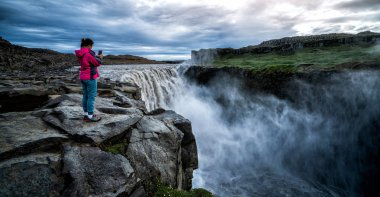 Gezgin İzlanda Dettifoss Şelalesi'ne Seyahat