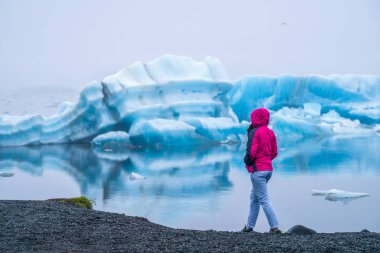 Izlanda 'da Jokulsarlon buzul lagünü seyahat.