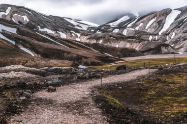 İzlanda 'nın dağlık bölgelerinde Landmanalaugar Yolu.