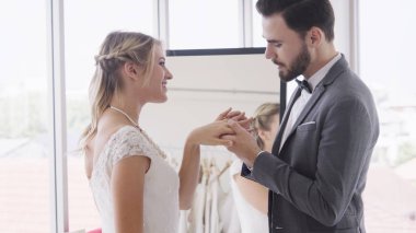 Gelin ve damat gelinlik töreni hazırlamak.