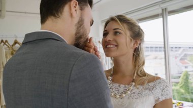 Gelin ve damat gelinlik töreni hazırlamak.