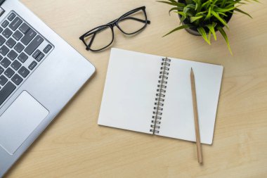 Ofis masası çalışma alanı ve masa arka planı.