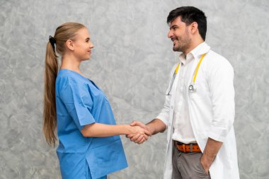 Hastanede çalışan doktor ve hemşire.