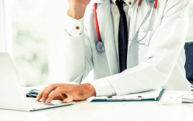Doktor dizüstü bilgisayar hastanesinde çalışıyor.