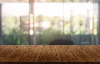 Şehir merkezinde ahşap masa modern ofis arka plan