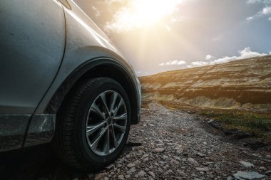 Çakıl yolda çalışan SUV araç araç.