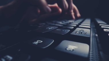 Klavyede yakın çekim yumuşak odaklı parmak yazma.