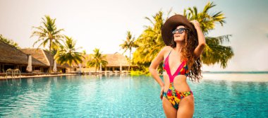 Yaz tatilinde sahilde mutlu genç kadın.