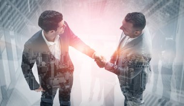 Arka planda iş adamları el sıkışma çift pozlama görüntü iş anlaşmasının ortaklık başarısını gösteren. Kurumsal ekip çalışması, güven ortağı ve iş sözleşmesi kavramı.