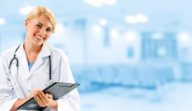 Hastane ofisinde çalışan kadın doktor..