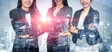 Arka planda şehir ofis binasında birçok iş adamları konferans grup toplantısı çift pozlama görüntü iş anlaşmasının ortaklık başarısını gösteren. Takım çalışması, güven ve anlaşma kavramı.