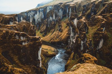 İzlanda 'daki eşsiz Fjadrargljufur manzarası.