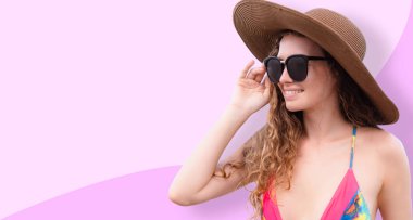 Renkli arka planda poz veren mayolu kadın.