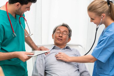 Doktor ekibi kıdemli yetişkin hasta bakımı.