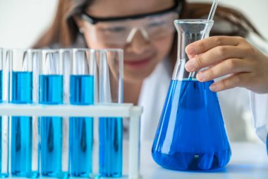 Biyokimya laboratuvarında çalışan bilim adamı.