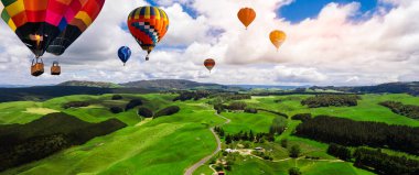 Gökyüzünde Doğa manzara sıcak hava balonları festivali.