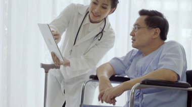 Hastanedeki ya da klinikteki hastalarla doktor ilgileniyor. Sağlık hizmetleri kavramı.