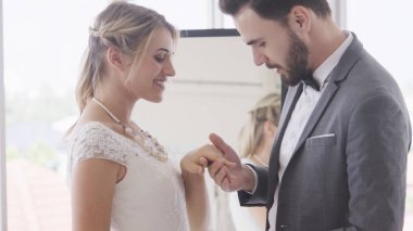 Gelin ve damat gelinlik töreni hazırlamak.