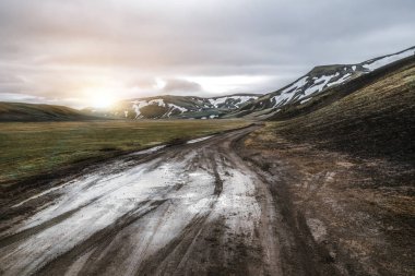 İzlanda 'nın dağlık bölgelerinde Landmanalaugar Yolu.