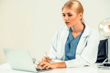 Hastanede tıbbi rapor üzerinde çalışan doktor.