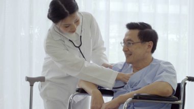 Hastanedeki ya da klinikteki hastalarla doktor ilgileniyor. Sağlık hizmetleri kavramı.