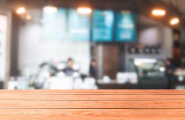 Modern restoranın bulanık arka planda ahşap masa