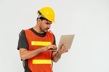 Beyaz arka plan üzerinde duran inşaat işçisi.