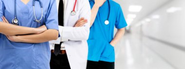 Doktor diğer doktorlar ile hastanede çalışıyor.