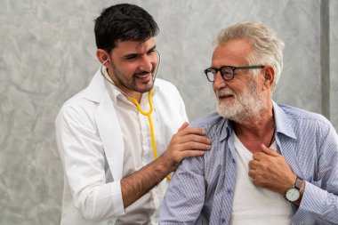 Kıdemli hasta hastanede doktor ziyaret.