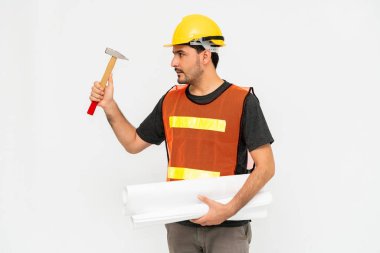 Beyaz arka plan üzerinde duran inşaat işçisi.