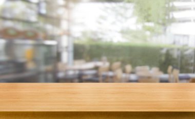 Modern restoranın bulanık arka planda ahşap masa