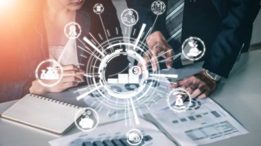 Finans ve Para İşlem Teknolojisi Konsepti. Modern bilgisayar uygulamasında fintech ticaret alışverişini, kar istatistik analizini ve pazar analisti hizmetini gösteren simge grafik arayüzü.