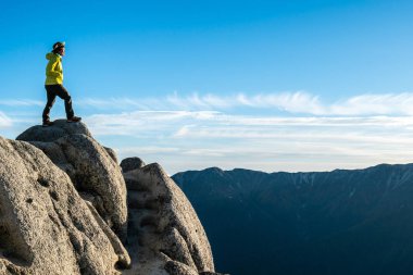 Yürüyüşçü Japonya'da dağda trekking etkinliği yapmak.