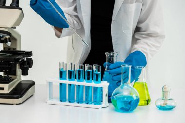 Kimyager laboratuvarında çalışan kadın bilim adamı.