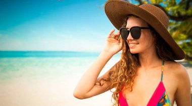 Yaz tatilinde sahilde mutlu genç kadın.