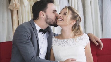 Gelin ve damat gelinlik töreni hazırlamak.