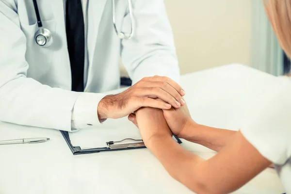 Médico y paciente femenino en el consultorio del hospital — Foto de Stock