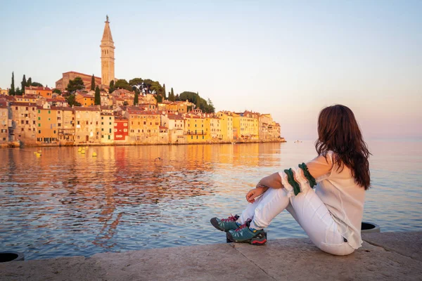 Kvinnlig Resenär Reser Vacker Romantisk Gammal Stad Rovinj Kroatien Kuststaden — Stockfoto